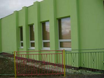 Zrekonštruovaná budova základnej školy a materskej Zrekonštruovaná budova základnej školy a materskej